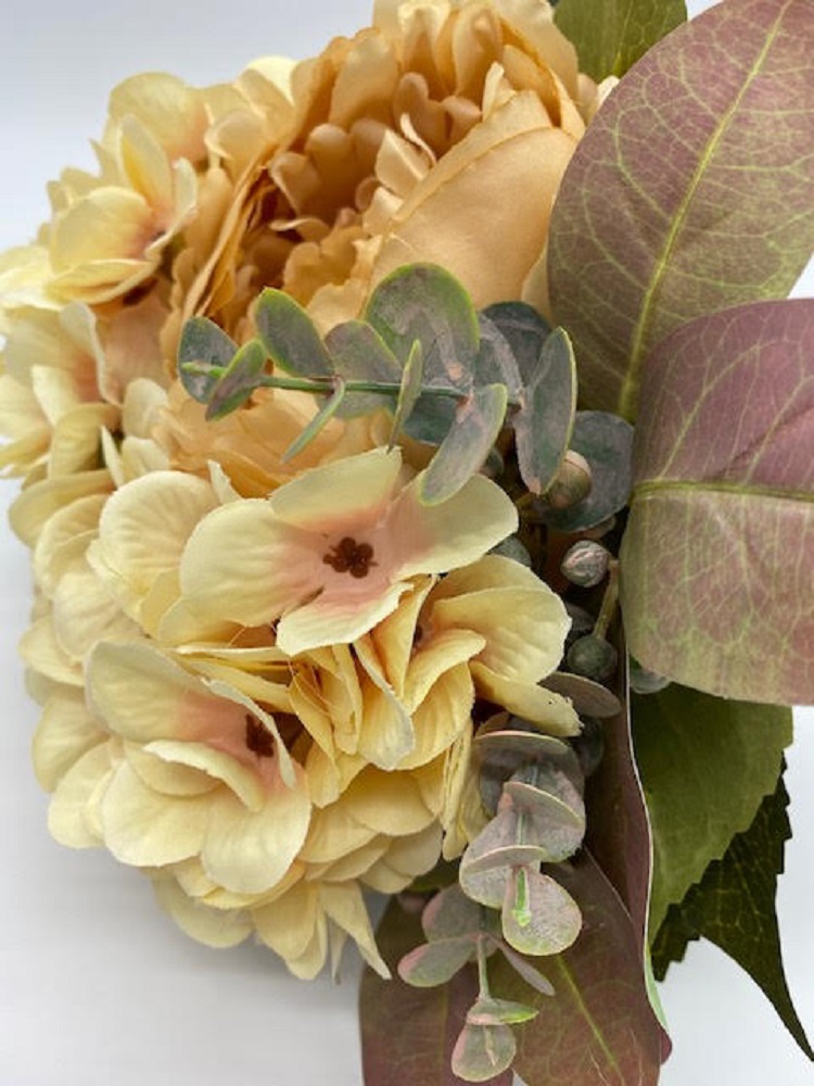 particolare- Bouquet di ortensie, peonie e foglie beige